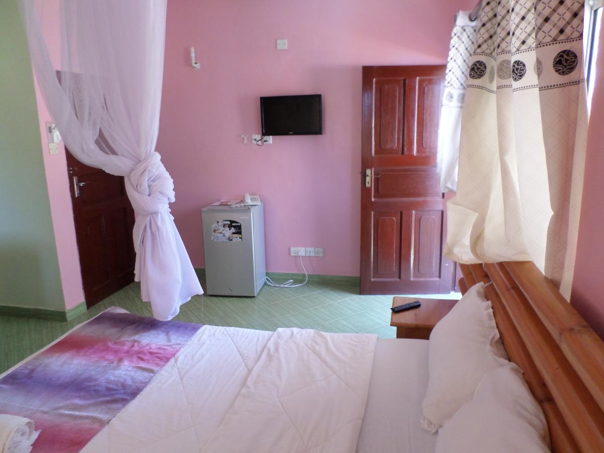 Pinebreeze Holiday Resort Nyali Beach Екстер'єр фото